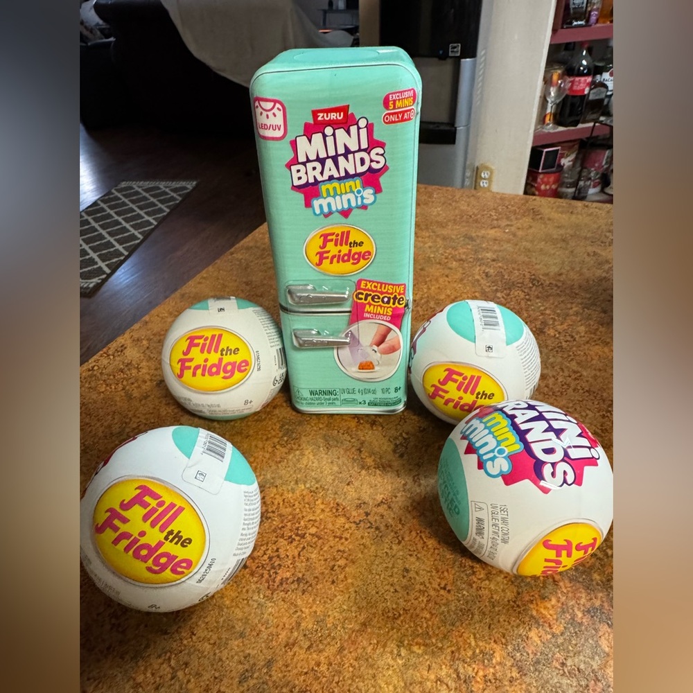 Zuru Mini Brands Fill the Fridge Set refrigerator and 4 blind balls